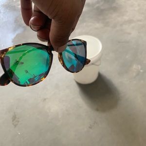 Women’s polarized shades